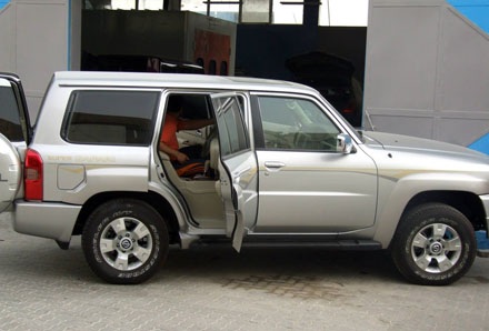 Người lái là người ngồi trước hay ngồi sau? - 1 Bề ngoài của chiếc xe không có gì khác biệt